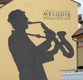 Jazz-Saxophonist an einer Hauswand in Budweis aufgemalt